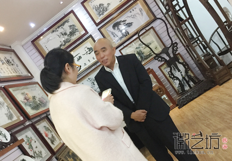 安师大皖江学院学生来徽艺坊拍摄纪录片《铁骨画魂》 (8) 安师大皖江学院学生来徽艺坊拍摄纪录片《铁骨画魂》 (8)