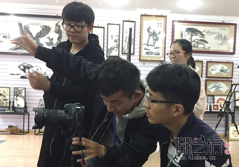 安师大皖江学院学生来徽艺坊拍摄纪录片《铁骨画魂》 (5) 安师大皖江学院学生来徽艺坊拍摄纪录片《铁骨画魂》 (5)