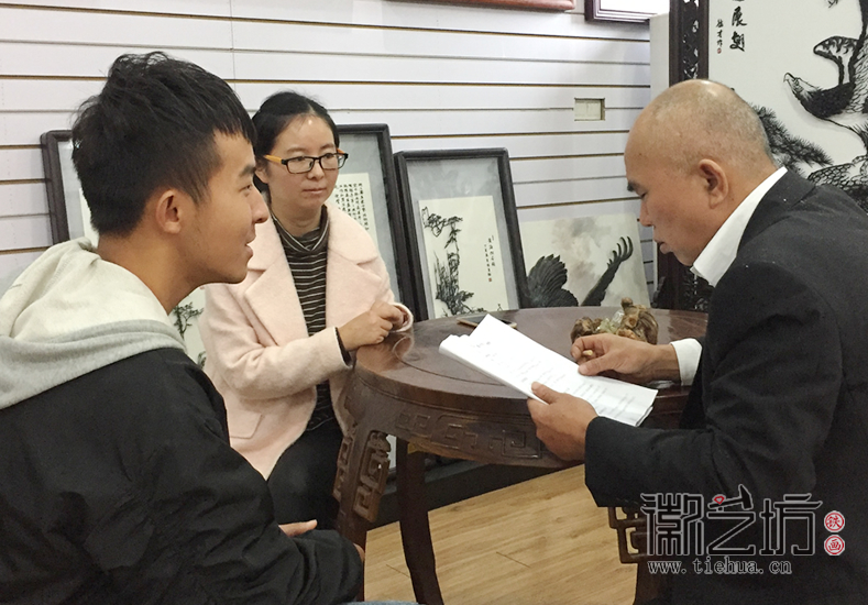 安师大皖江学院学生来徽艺坊拍摄纪录片《铁骨画魂》 (1) 安师大皖江学院学生来徽艺坊拍摄纪录片《铁骨画魂》 (1)