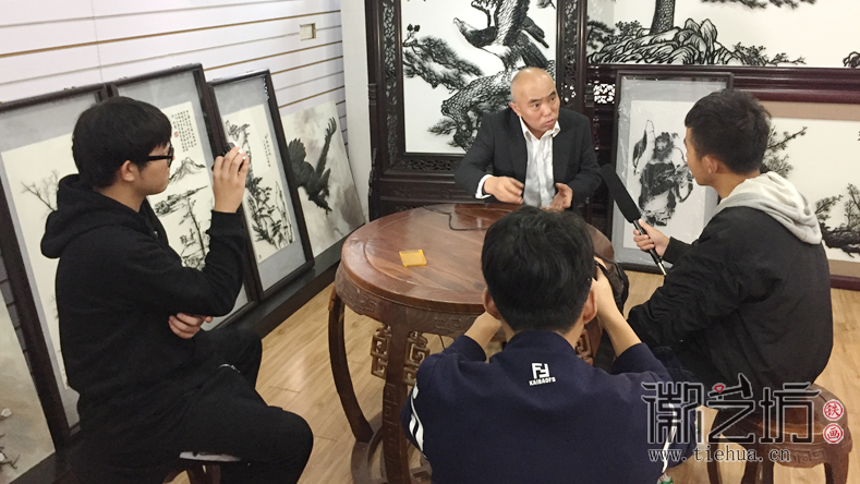 安师大皖江学院学生来徽艺坊拍摄纪录片《铁骨画魂》 (7) 安师大皖江学院学生来徽艺坊拍摄纪录片《铁骨画魂》 (7)