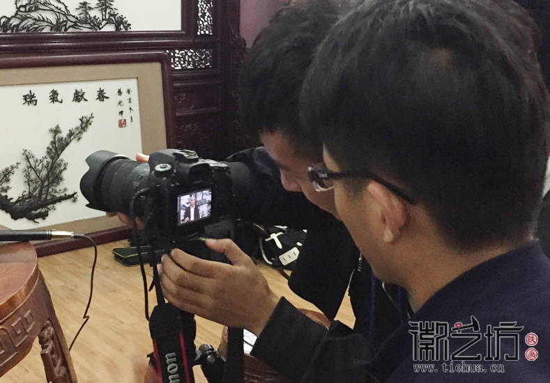 安师大皖江学院学生来徽艺坊拍摄纪录片《铁骨画魂》 (2) 安师大皖江学院学生来徽艺坊拍摄纪录片《铁骨画魂》 (2)