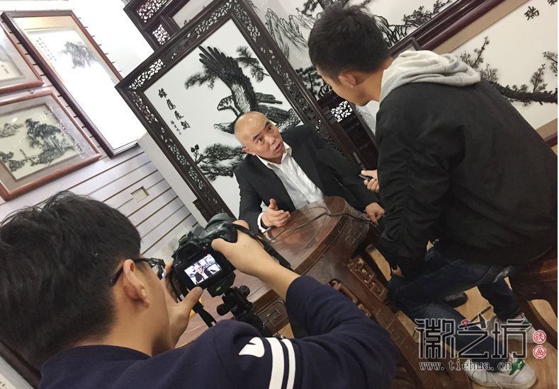 安师大皖江学院学生来徽艺坊拍摄纪录片《铁骨画魂》 (6) 安师大皖江学院学生来徽艺坊拍摄纪录片《铁骨画魂》 (6)
